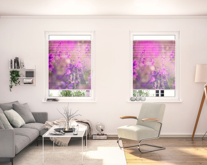 Plissees mit Blumenmotiven bedruckt im Wohnzimmer