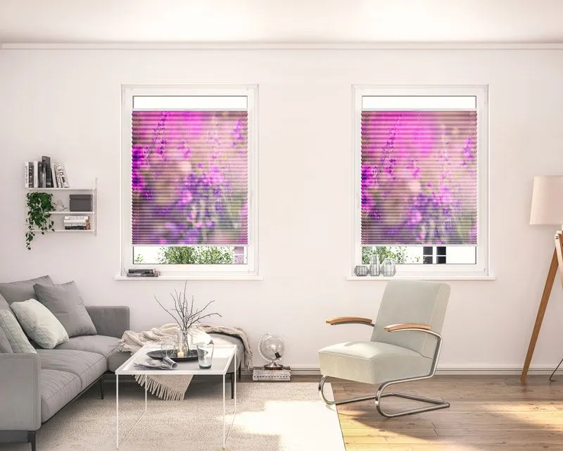 Plissees mit Blumenmotiven bedruckt im Wohnzimmer