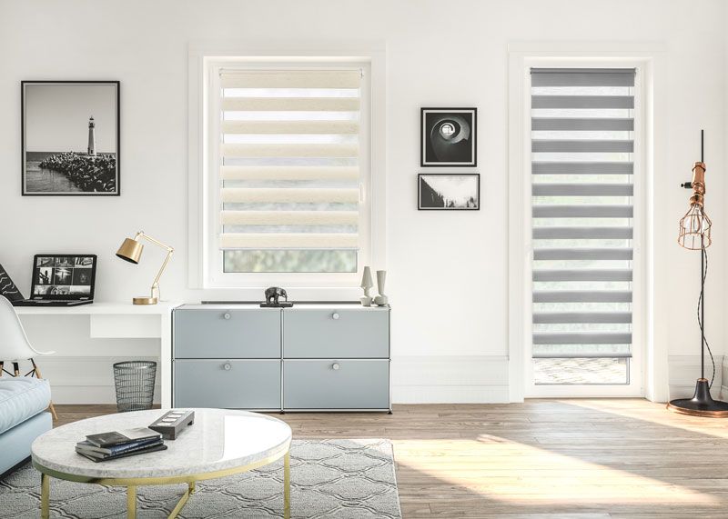 Doppelrollo für das Wohnzimmer als Sonnenschutz in grau und weiß für Türen und Fenster