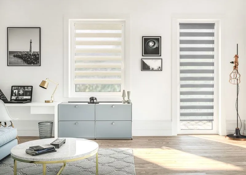 Doppelrollo für das Wohnzimmer als Sonnenschutz in grau und weiß für Türen und Fenster
