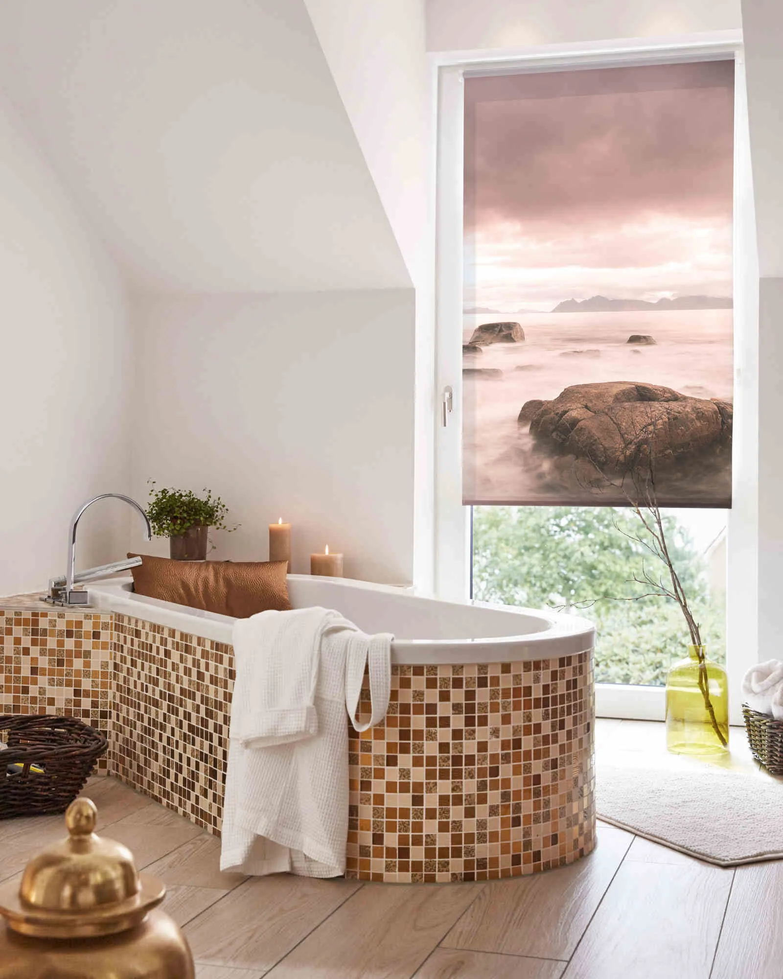 Rollo mit Motiv für das Badezimmer als Sichtschutz