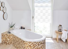 Doppelrollo für Badezimmer in weiß und blickdicht für bodentiefe Fenster