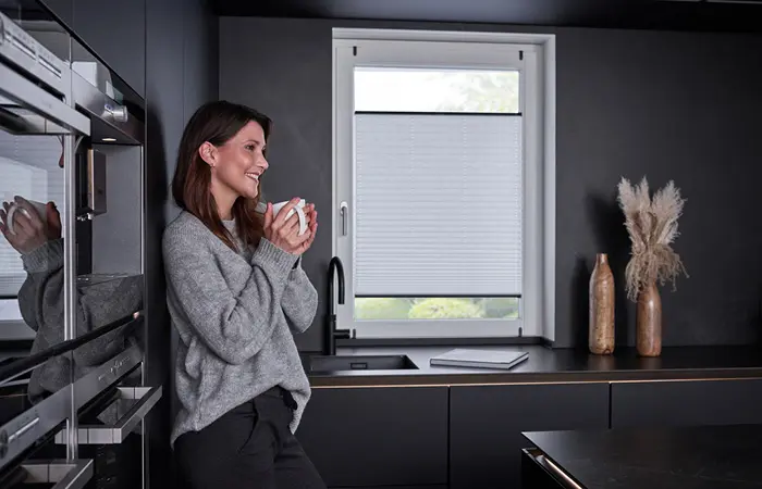 Plissee-nach mass-schwarz-kueche