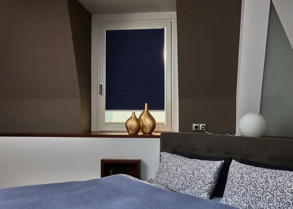 verdunklungsplissee-schlafzimmer-lichtblick-nach-mass