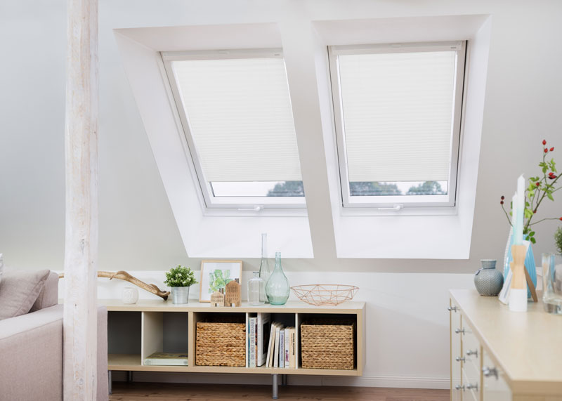 Weiße Dachfensterplisses in einen Wohnzimmer mit Saugnapf