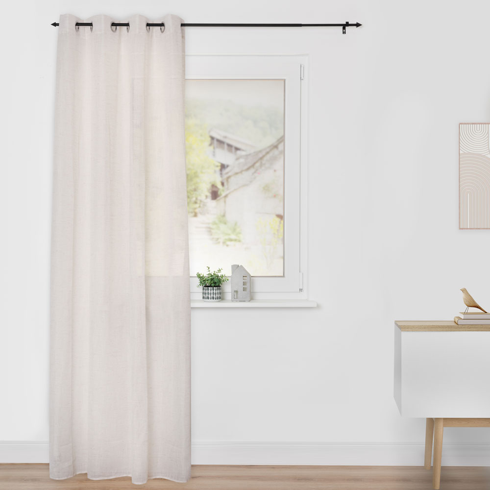 Transparente Gardine aus Leinen mit Ösen an einer schwarzen Gardinenstange 