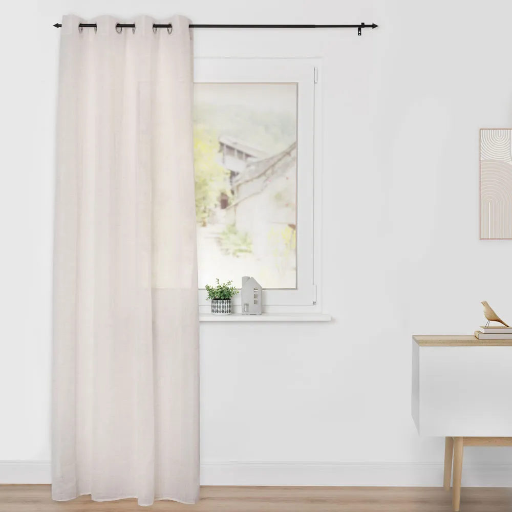 Transparente Gardine aus Leinen mit Ösen an einer schwarzen Gardinenstange 