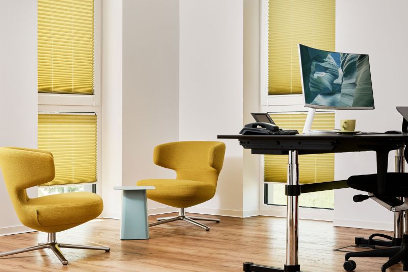 Blickdichte Plissees in Gelb angebracht in Fenstern in einem Arbeitszimmer