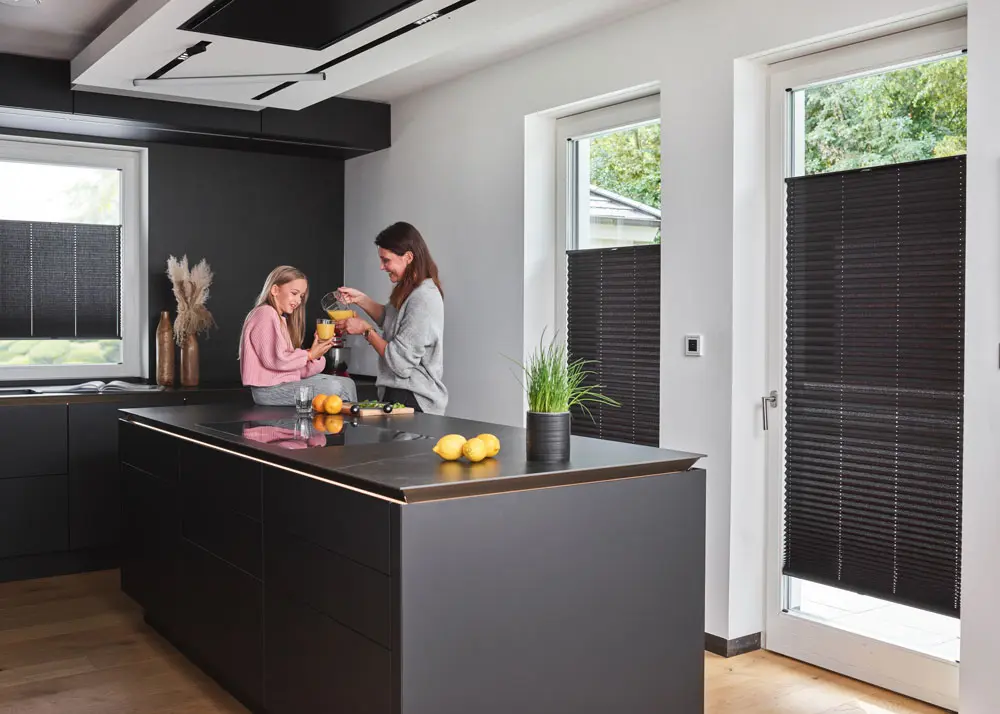 badezimmer-plissee-kalmar-kueche-schwarz-lichtblick