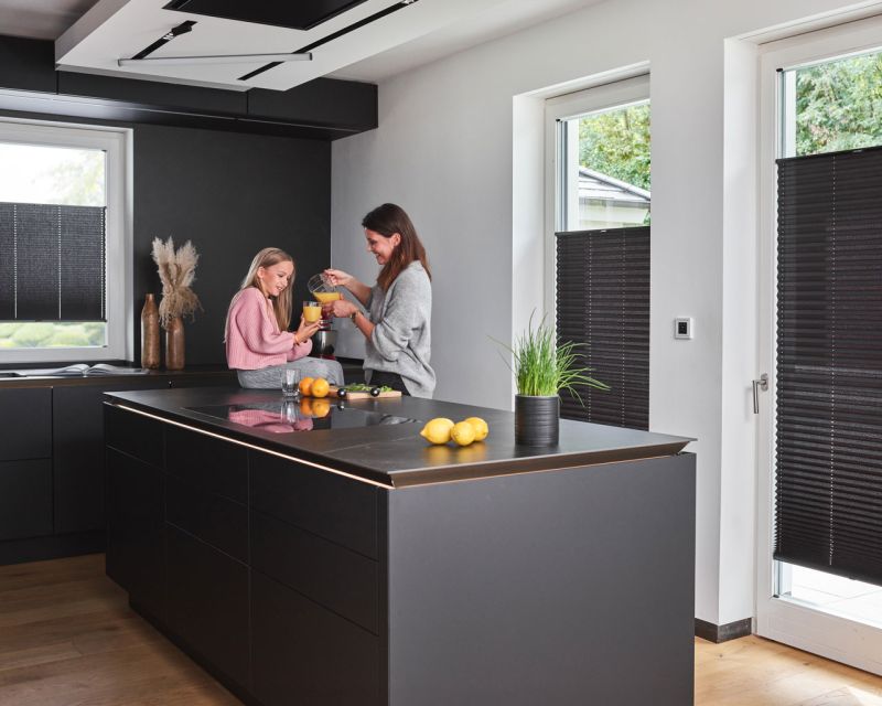 Plissee mit Sichtschutzfunktion für die Küche in schwarz angebracht in Balkontür und Fenster
