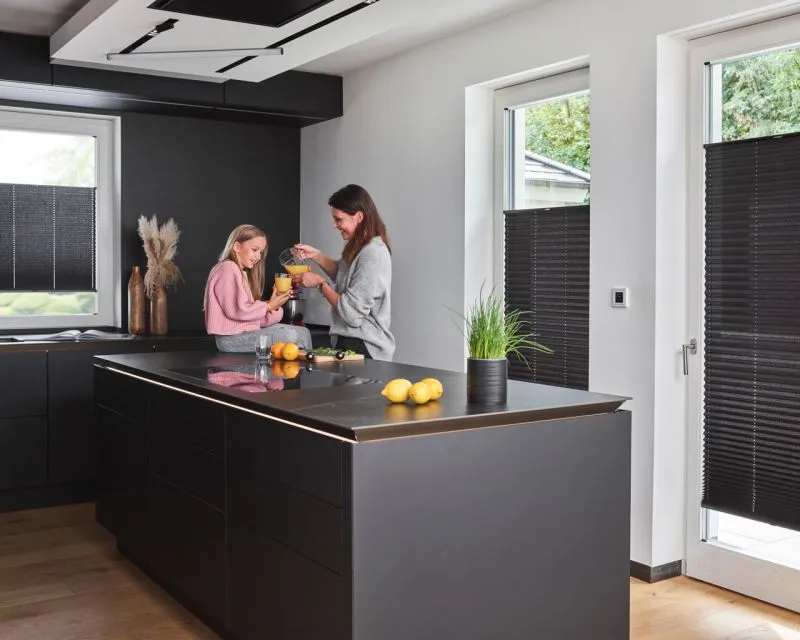 Plissee mit Sichtschutzfunktion für die Küche in schwarz angebracht in Balkontür und Fenster