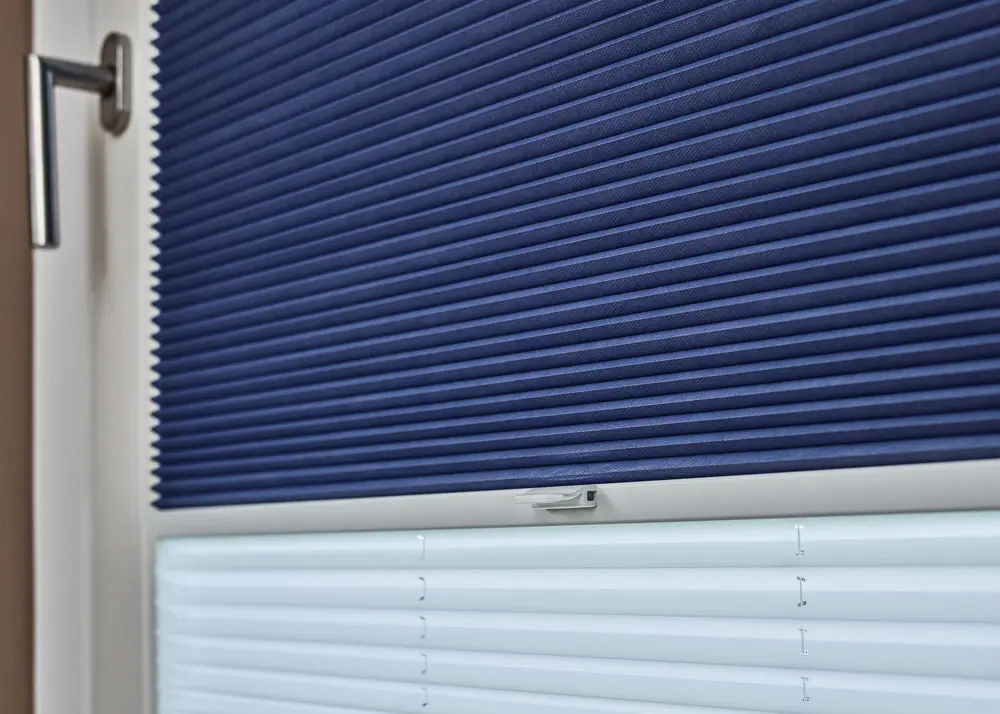 verdunklungsplissee-schlafzimmer-detail-lichtblick-nach-mass