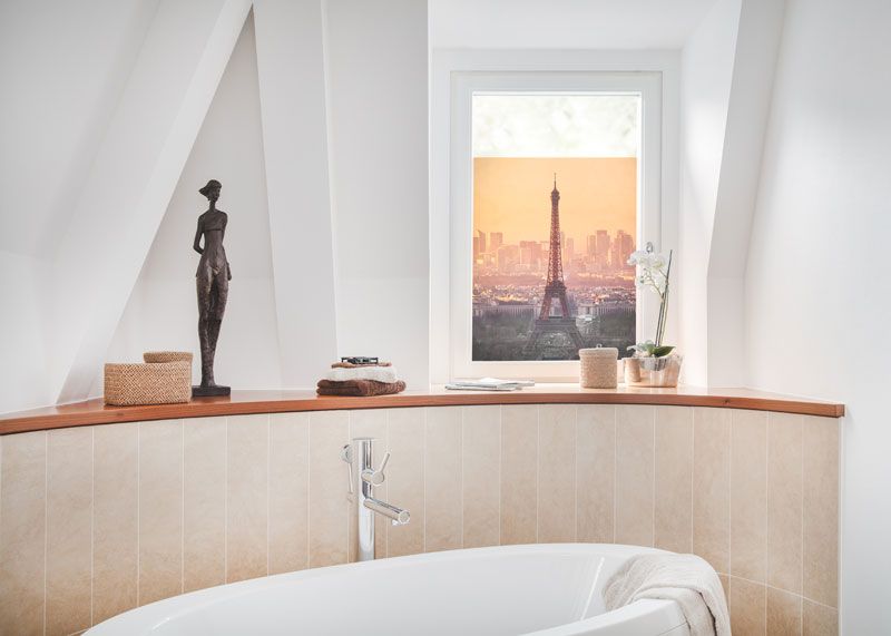 Fensterfolie mit Motiv vom Pariser Eifelturm selbstklebend und blickdicht in einem Badezimmer