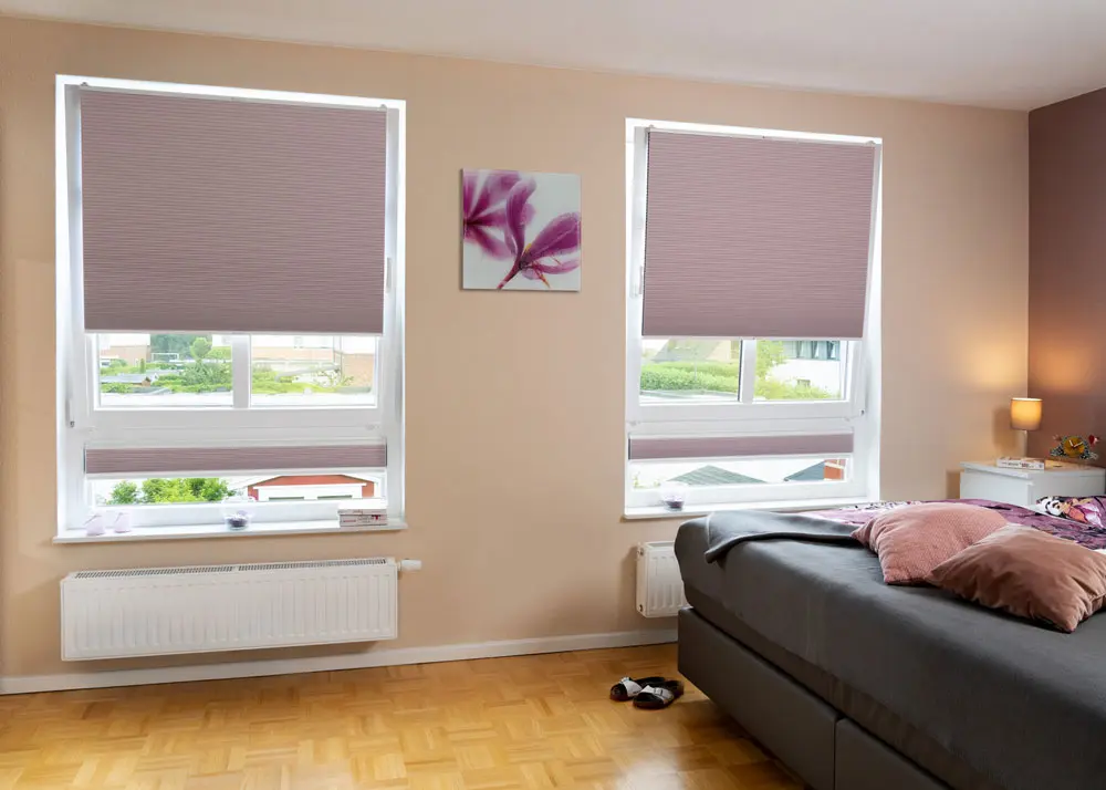 plissee-schlafzimmer-abdunkelndes-plissee-kalmar-rosa-lichtblick