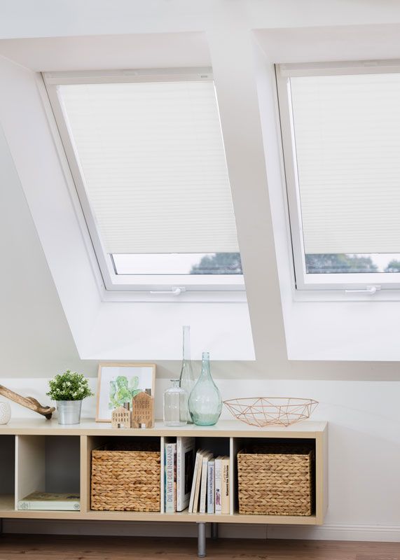 Plissees in weiß mit Saugnäpfen angebracht in einen Dachfenster