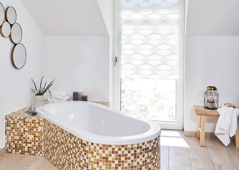 Doppelrollos in weiß als Sichtschutz für Türen und Fenster in einem Badezimmer