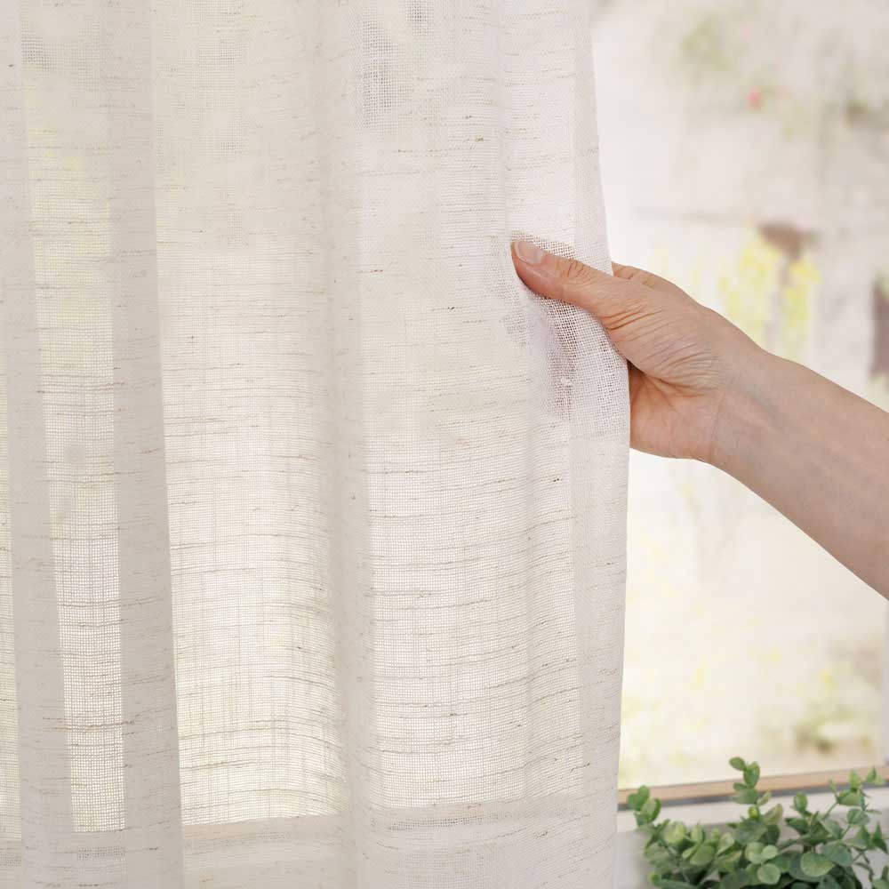 Transparenter Gardinenvorhang aus Leinen in der Detailansicht