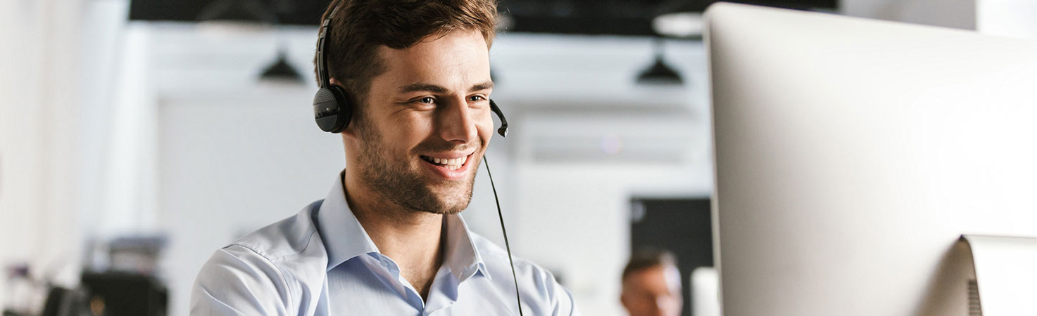 foto-des-geschaeftsmaessigen-mannes-20s-der-buerokleidung-und-headset-traegt-und-am-computer-im-callcenter-arbeitet-s