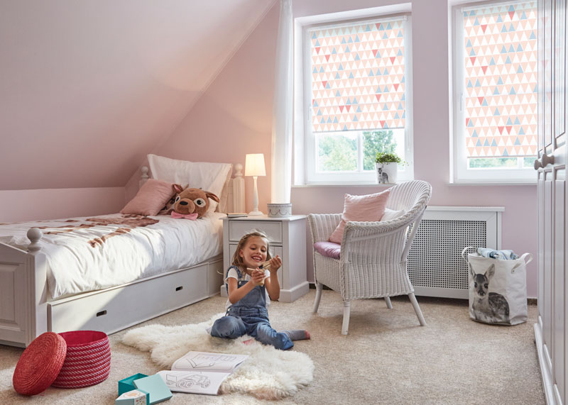 Blickdichtes Rollo für das Kinderzimmer mit Motiv aus bunten Dreiecken