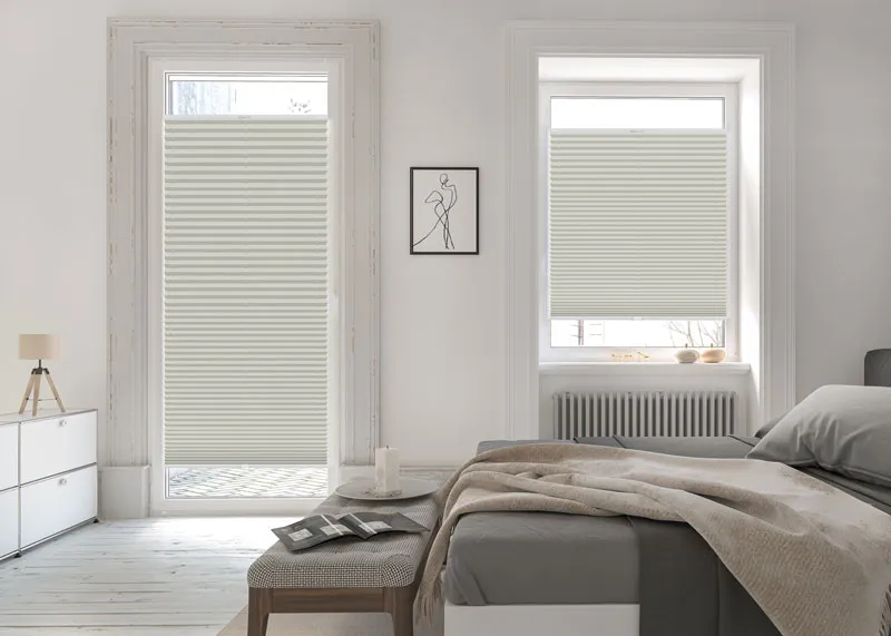 Verdunkelungsplissee in grau angebracht in einen bodentiefe Fenster und Schlafzimmerfenster