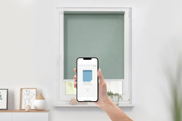 Rollos mit Smart-Home Funktion und Steuerung per Handy in grün angebracht in einem Fenster