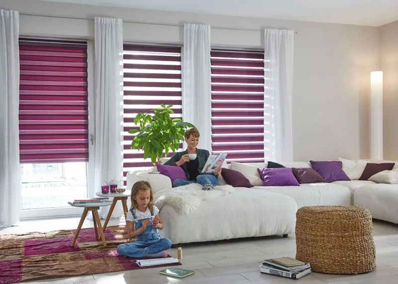 Doppelrollo in Rot und Lila mit Verdunkelung für bodentiefe Fenster und Türen