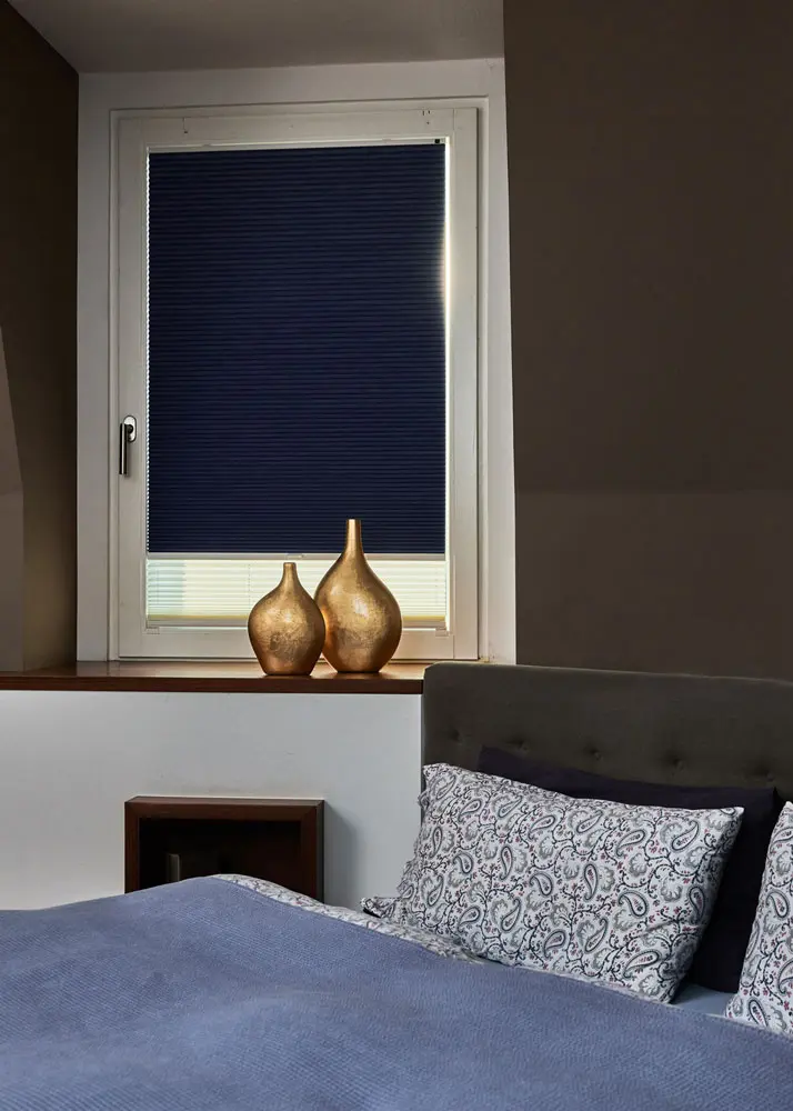 wabenplissee-verdunklung-oslo-schlafzimmer-blau-lichtblick