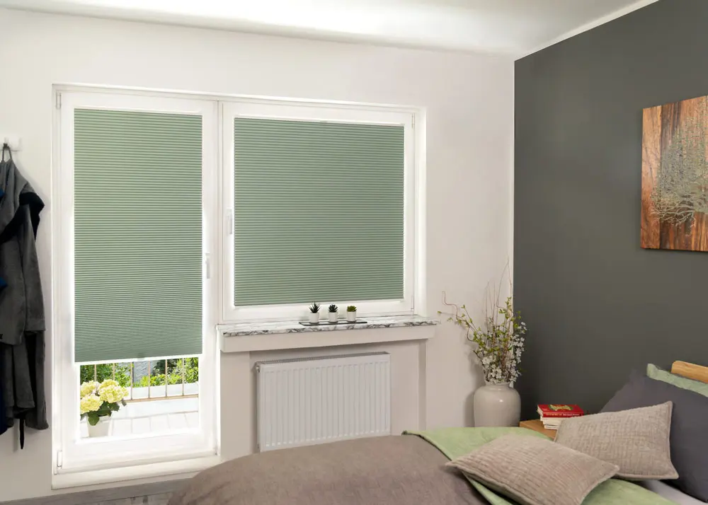 plissee-schlafzimmer-wabenplissee-verdunklung-oslo-olive-lichtblick