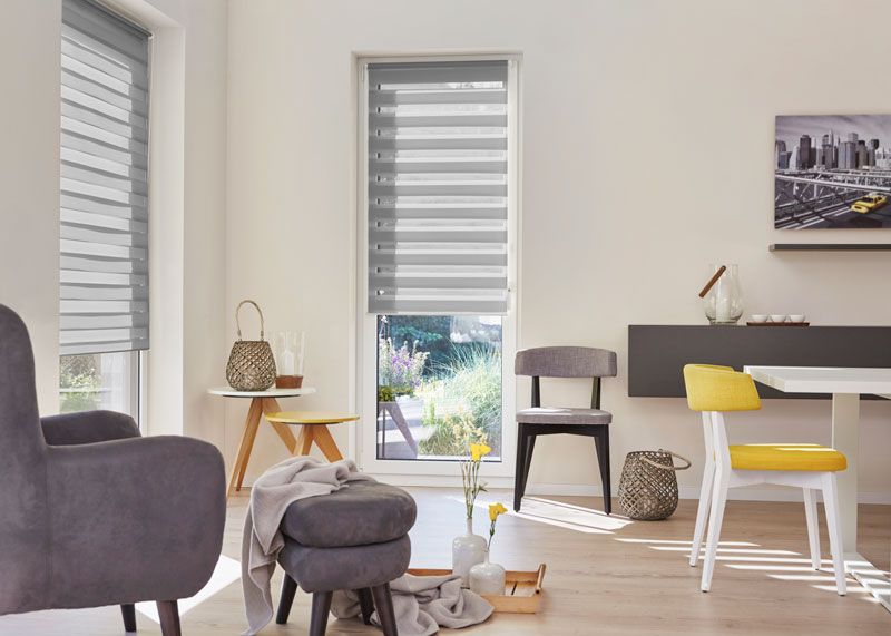 Doppelrollos in der Farbe Grau als Sichtschutz für bodentiefe Fenster und Türen