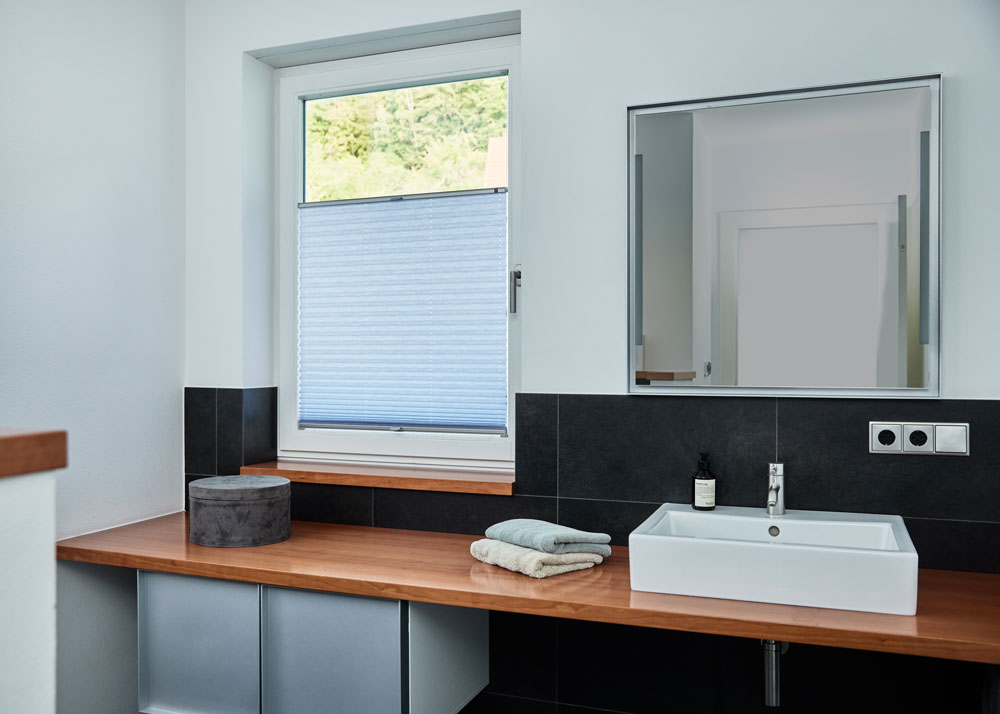 badezimmer-plissee-kalmar-hellblau-lichtblick