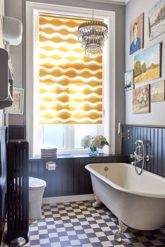 Doppelrollo in Gelb mit Wellenmuster als Sichtschutz im Badezimmer