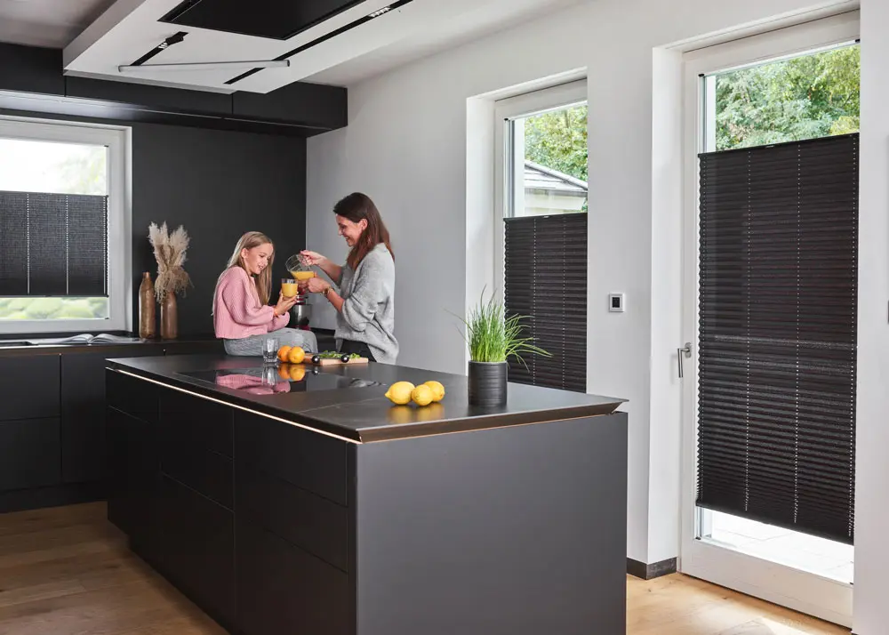 plissee-kuche-badezimmer-plissee-kalmar-schwarz-lichtblick