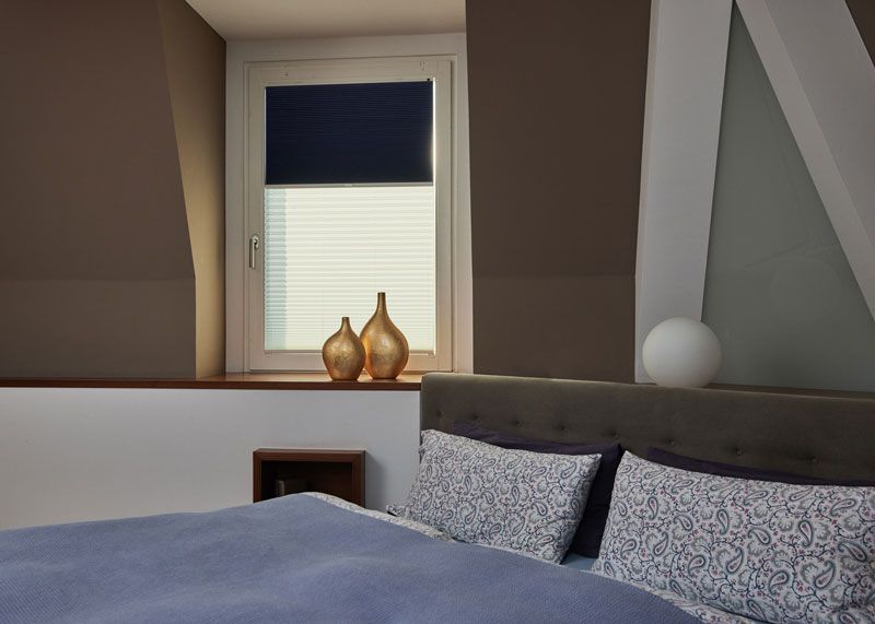 plissee-thermofunktion-verdunklung-schlafzimmer-blau-weiss