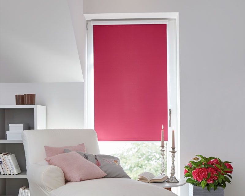 Rollo mit Verdunklungsfunktion und Thermofunktion in Rot angebracht in einem bodentiefen Fenster