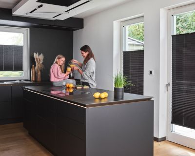 Blickdichte Plissees in schwarz für Fenster und bodentiefe Fenster in einer Küche