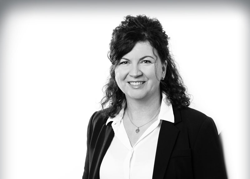 Kundenservice Mitarbeiterin mit gelockten und dunklen Haaren