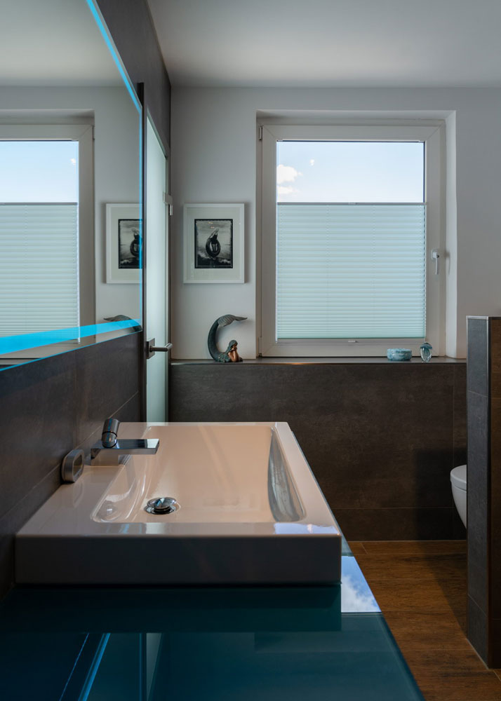 badezimmer-plissee-kalmar-weiss-lichtblick-nach-mass