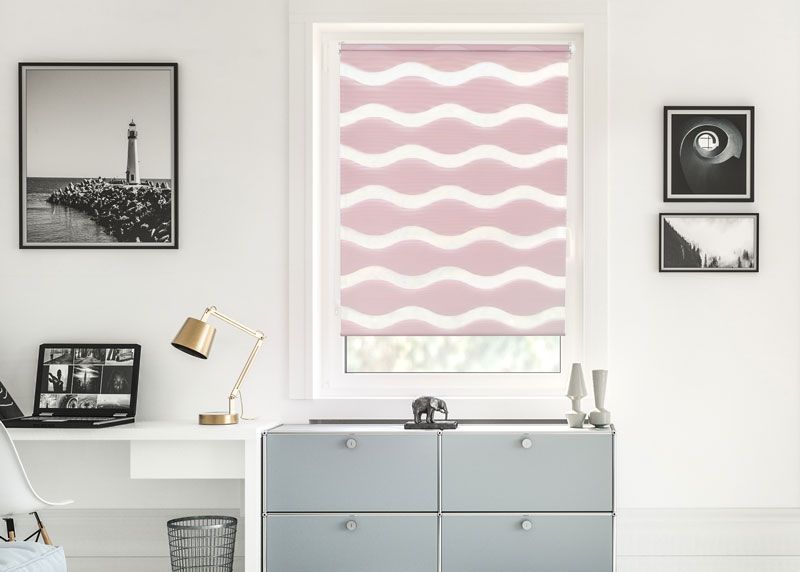 Doppelrollo in Rot und Rosa mit Wellenmuster für Fenster und Türen