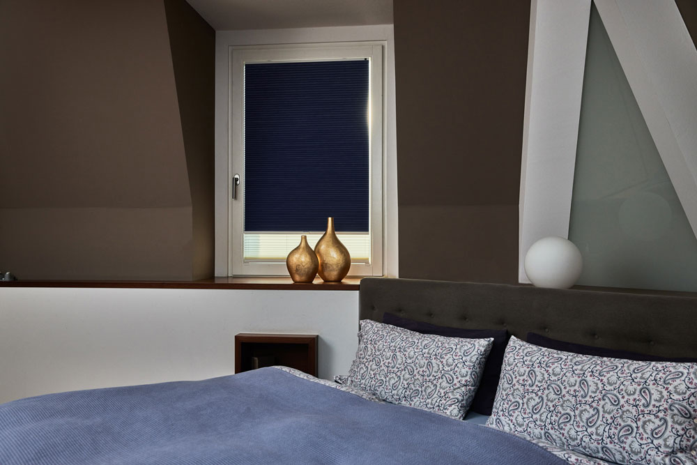 wabenplissee-verdunklung-oslo-schlafzimmer-dunkelblau-lichtblick