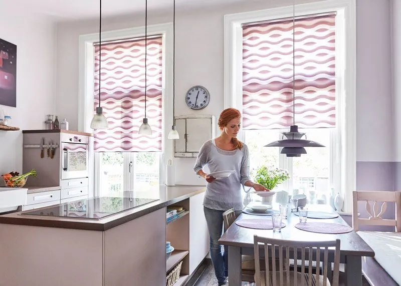 Doppelrollos in der Farbe Rosa mit Wellenmuster 
