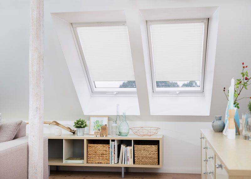 Dachfensterplissee in einem Doppelfenster angebracht in weiß in einen Wohnzimmer