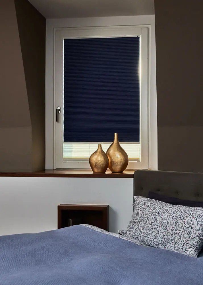 wabenplissee-verdunkelung-oslo-schlafzimmer-blau1-lichtblick