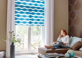 Doppelrollos für das Wohnzimmer mit Mustern und Lichtdurchlässigkeit