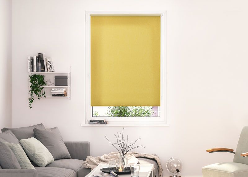 Transparente und lichtdurchlässige Rollos in gelb in einem Wohnzimmerfenster
