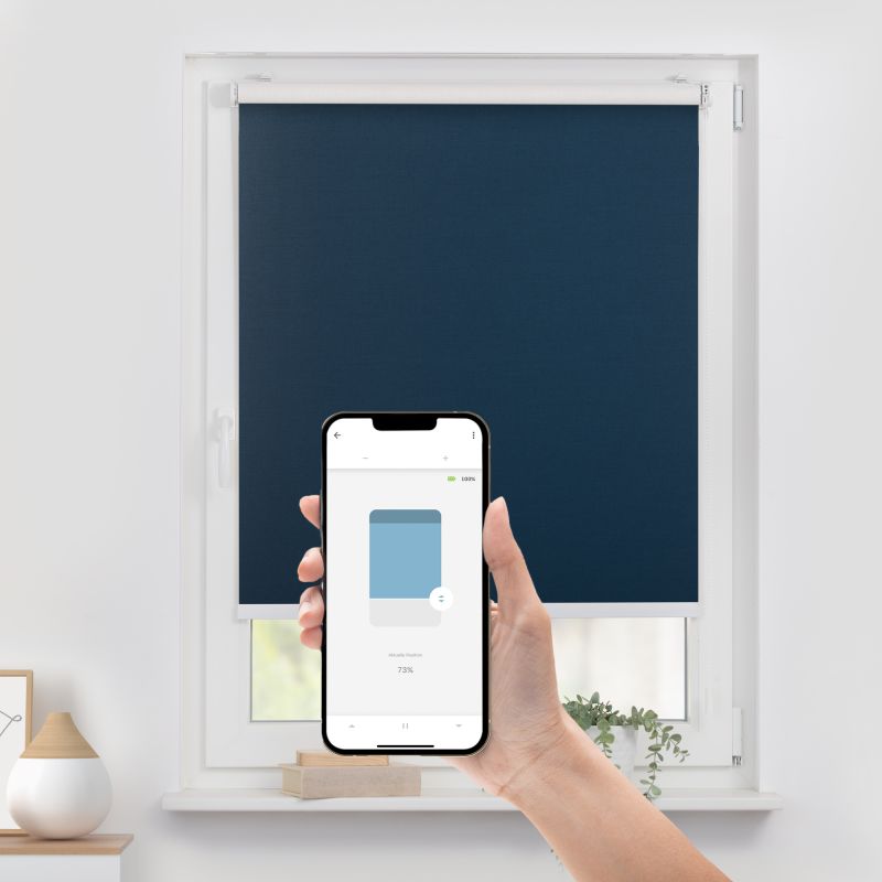 Elektrisches Rollo zur Verdunkelung mit Handysteuerung in Blau