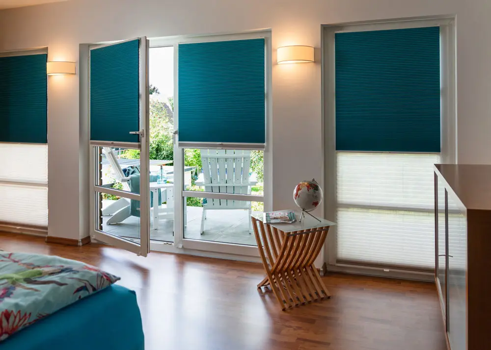 plissee-fuer-bodentiefe-fenster-wabenplissee-oslo-blau-lichtblick