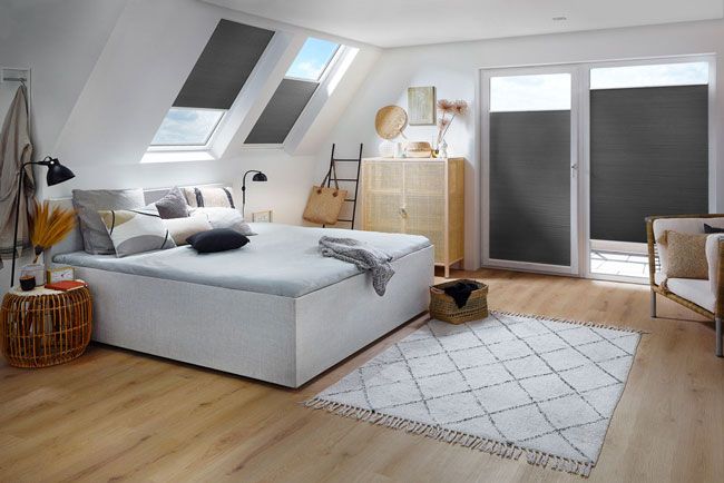 Plissees für das Schlafzimmer in schwarz-grau angebracht in Fenster, Dachfenster und Balkontür