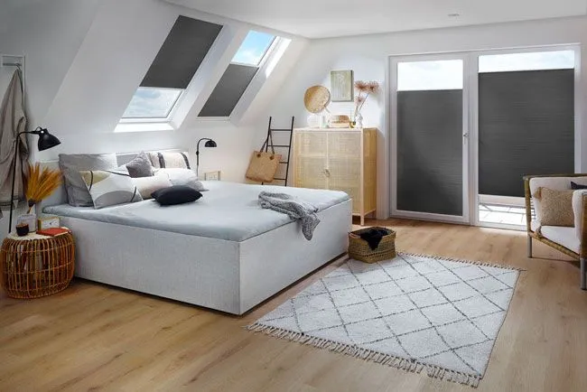Plissees für das Schlafzimmer in schwarz-grau angebracht in Fenster, Dachfenster und Balkontür