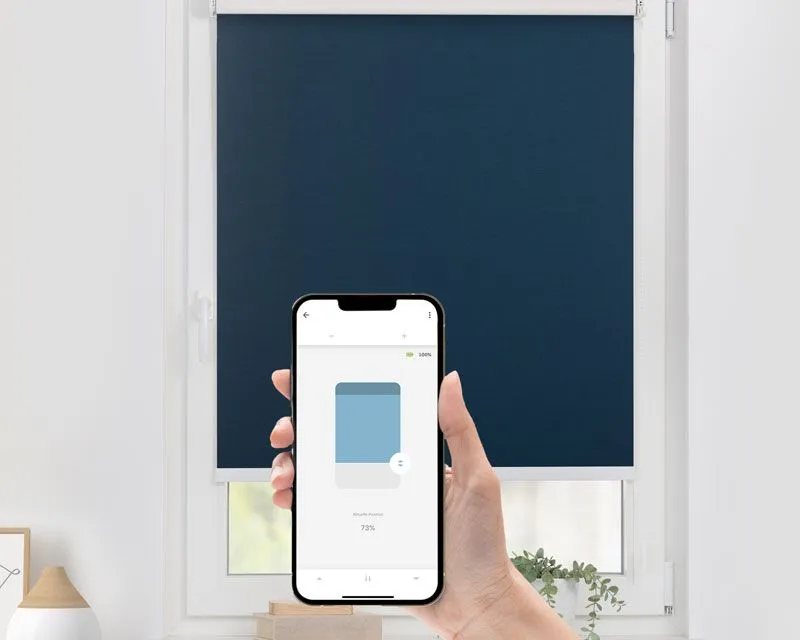 Elektrisches Rollo zur Verdunklung in Blau mit Bluetooth-Funktion