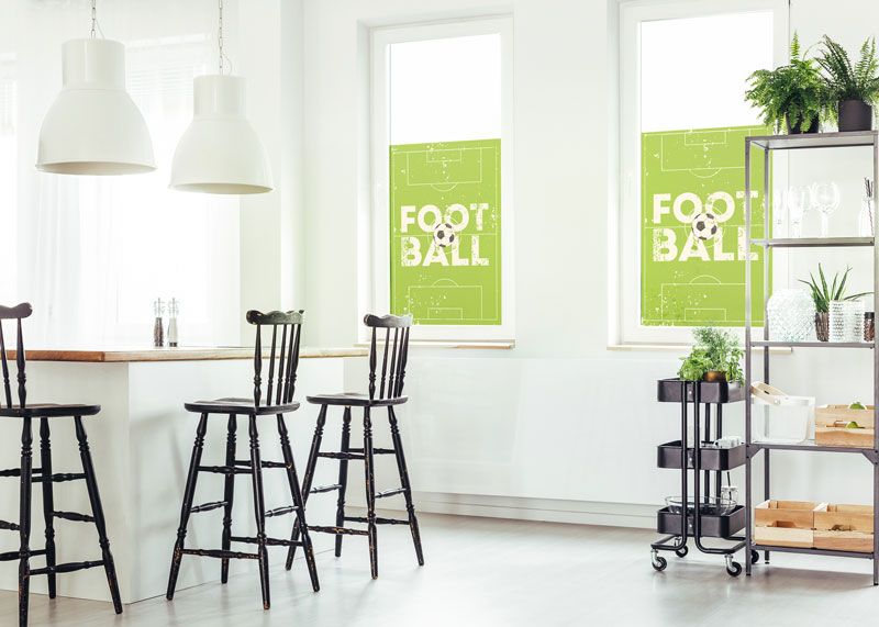 Fensterfolie mit einem Fußballmotiv in einem Küchenfenster